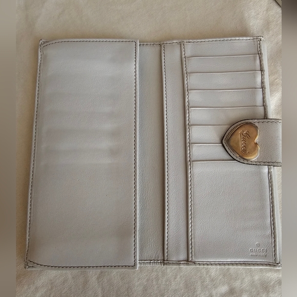 Vintage Gucci Wallet with Heart Detail - Picture 11 of 15